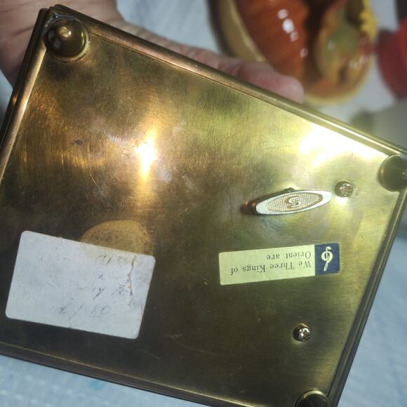 GLASS & BRASS EUC WE THREE KINGS MUSIC BOX VINTAGE - Picture 3 of 3